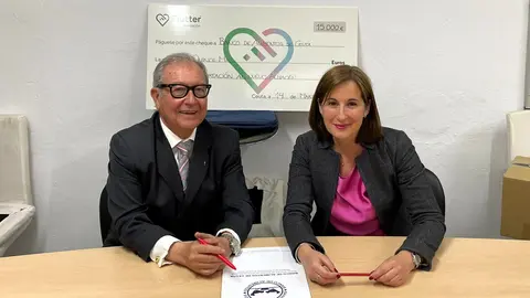 Pedro Mariscal, presidente del Banco de Alimentos de Ceuta, con Esther Mart&iacute;n Ortega, de la Fundaci&oacute;n Flutter