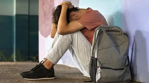 chico-triste-de-tiro-completo-sentado-en-el-suelo