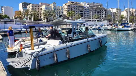 El Candela llega al puerto deportivo / C.A.