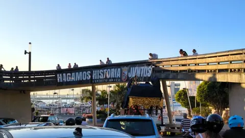 El paso, atrapado bajo el puente peatonal de Constituci&oacute;n / C. A.