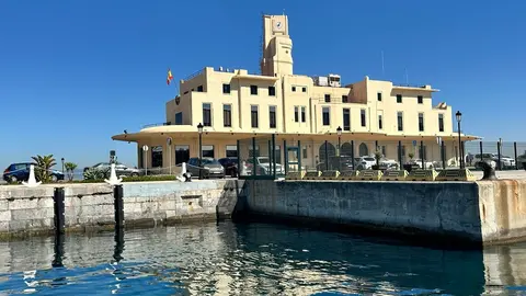 Puerto autoridad portuaria cielo despejado