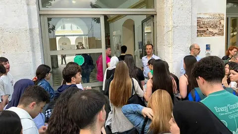 Alumnos esperando para realizar el primer examen de la PAU