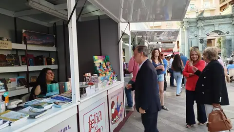 Vivas visita la Feria del Libro