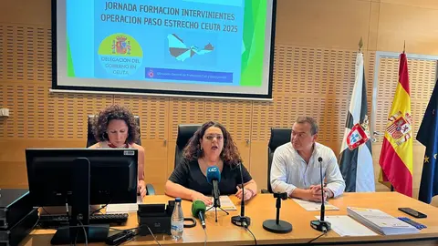 De izda. a derecha: Raquel Miaja, Cristina P&eacute;rez y Gonzalo Sanz, durante la inauguraci&oacute;n de las jornadas