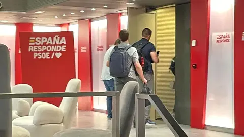 Agentes de la UCO en la sede nacional del PSOE, en la madrile&ntilde;a calle Ferraz / Javier Barbancho (elmundo.es)