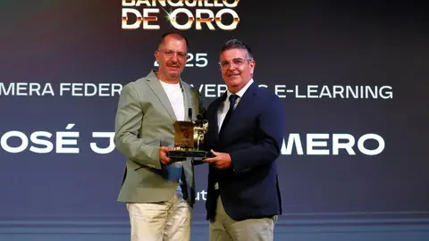 JJ Romero recibe el premio Banquillo de Oro / AD Ceuta FC
