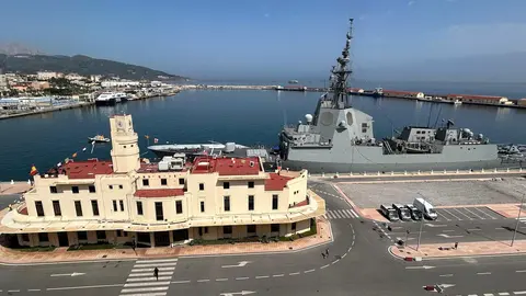 El 'Blas de Lezo' junto al edificio de la Autoridad Portuaria / E. Arteaga