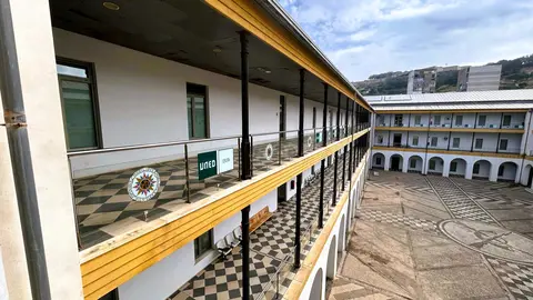 UNED de Ceuta, campus universitario patio interior / E. Arteaga