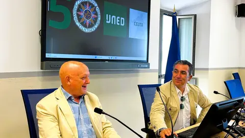 Carlos Rontom&eacute; (derecha), director de la UNED de Ceuta, ha realizado el balance del curso 2024/25 / E. Arteaga