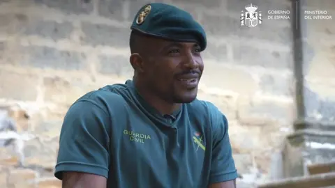 Jean Paul, migrante camerun&eacute;s que fue rescatado por la Guardia Civil y hoy viste su uniforme / Foto reproducci&oacute;n: Ministerio del Interior