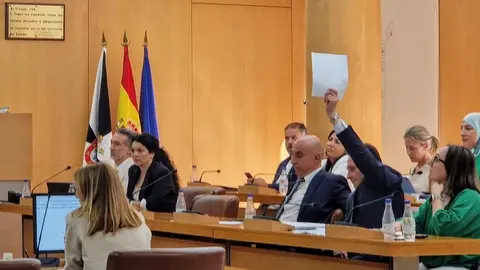 Redondo, mostrando los recortes de prensa con los que avalaba sus negativa