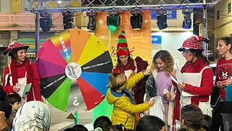  Una de las actividades de dinamizaci&oacute;n de la C&aacute;mara en Had&uacute; con sorteos y cantajuegos infantiles./archivo 
