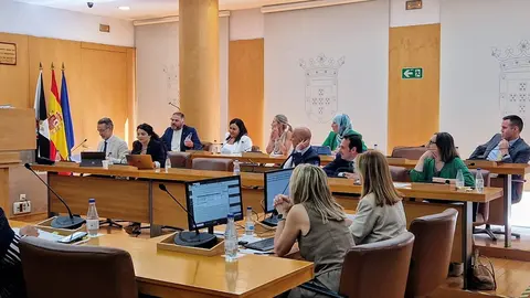 Tenso rifirrafe entre los diputados no adscritos Rahal y Mohamed con el portavoz del PSOE / L.O.