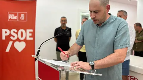 Miguel &Aacute;ngel P&eacute;rez Triano firma el manifiesto &eacute;tico como primer gesto de compromiso p&uacute;blico del PSOE de Ceuta