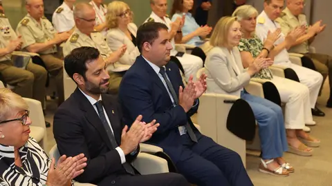 Rafael Pe&ntilde;alver y Alejandro Ram&iacute;rez durante la firma de la cesi&oacute;n de suelo militar entre el presidente, Juan Vivas, y la ministra de Defensa, Margarita Robles / I&ntilde;aki G&oacute;mez (MDE)