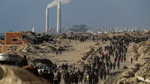 Palestinos haciendo cola a lo largo de la carretera costera en la zona de Al-Sudaniyya, en el norte de Gaza, mientras esperan recibir la ayuda humanitaria / Omar Ashtawy -apaimages-SIPA