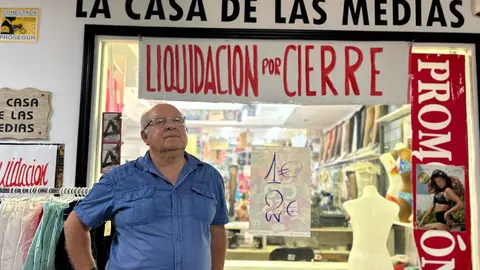 La Casa de las Medias cierra tras m&aacute;s de 30 a&ntilde;os. Paco, su propietario, en la puerta de su negocio/ E. Arteaga