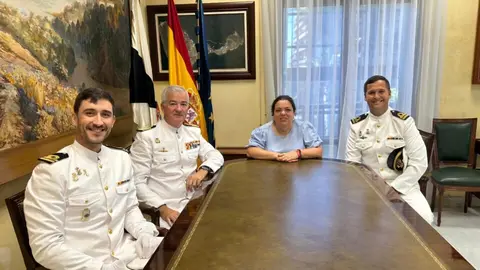 El mando entrante y el saliente junto a la delegada del Gobierno, Cristina P&eacute;rez / Cedida