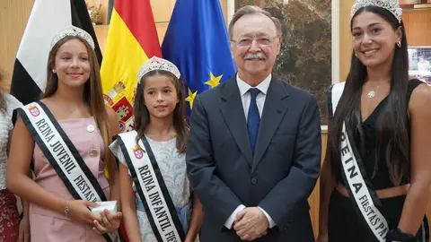 Recepción de las Reinas de las Fiestas Patronales por el presidente Vivas / Esther Z&aacute;rate