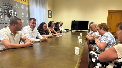 Reuni&oacute;n del equipo de la Delegaci&oacute;n del Gobierno con los representantes de la Virgen del Carmen de la Almadraba / E. Arteaga