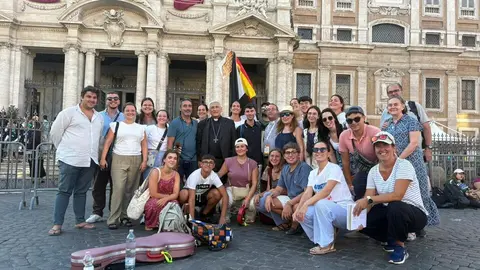 Las juventudes cristianas ceut&iacute;es junto al obispo de C&aacute;diz y Ceuta, Rafael Zornoza, frente a la Bas&iacute;lica de Santa Mar&iacute;a la Mayor en Roma / Cedida