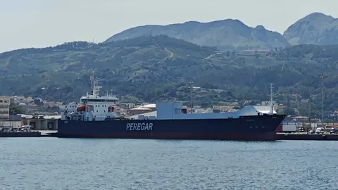   El barco de la basura, con el r&oacute;tulo de Peregar.  