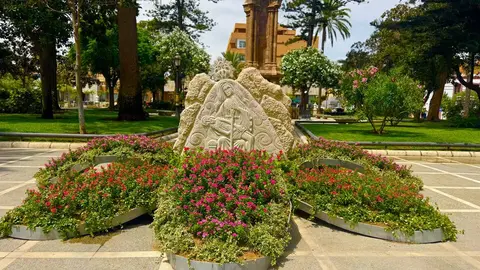 Escultura floral en la Plaza de &Aacute;frica para honrar a la Virgen de Ceuta en las Fiestas Patronales 2025