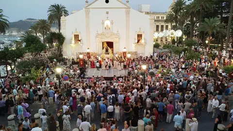 Ofrenda floral Virgen de &Aacute;frica
