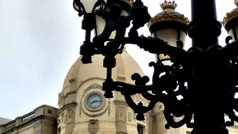 Ayuntamiento farola niebla reloj
