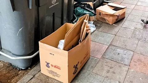 Basura dejada fuera de los contenedores