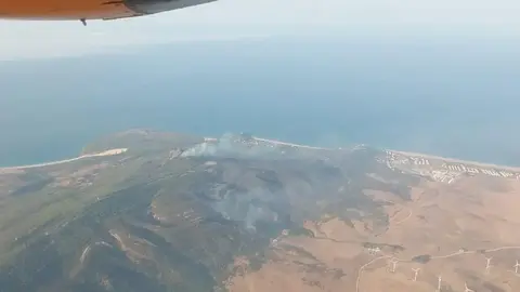 Imagen a&eacute;rea del incendio de Tarifa / INFOCA