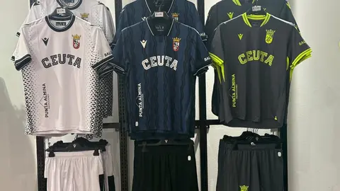 Venta camisetas de la AD Ceuta FC / M.Zapico