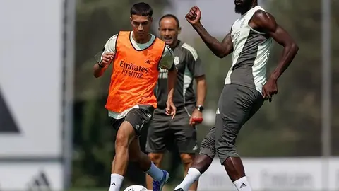Alex Mora, durante la sesi&oacute;n de entrenamiento en Valdebebas / RFFCE