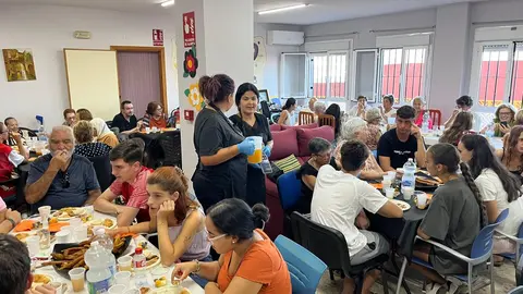 El Centro Social del Mayor de Cruz Roja se llen&oacute; de alegr&iacute;a, experiencia y juventud durante el desayuno de este jueves./ J.A. Gonz&aacute;lez