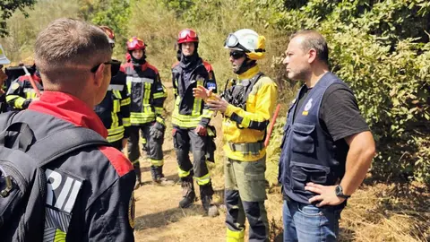 Sanz, junto al contingente rumano desplegado en Galicia