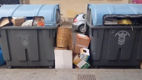 Basura acumulada fuera de la contenedores llenos