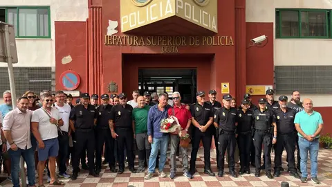 Flori&aacute;n junto a sus compa&ntilde;eros de profesi&oacute;n y familiares./ J.A. Gonz&aacute;lez