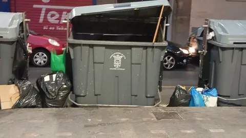SITA denuncia que los operarios de Servilimpce recogen a diario toneladas de basura depositada fuera de los contenedores