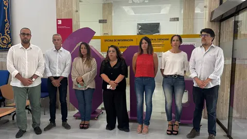 Minuto de silencio en Delegaci&oacute;n del Gobierno por el asesinato de Rosal&iacute;a / E. Arteaga
