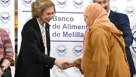La Reina Sof&iacute;a, durante la visita al Banco de Alimentos de Melilla