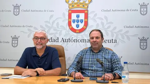 Agust&iacute;n Atencia, presidente de la Federaci&oacute;n de P&aacute;del de Ceuta, y Sergio Aguilera, director general del Deportes / E. Arteaga