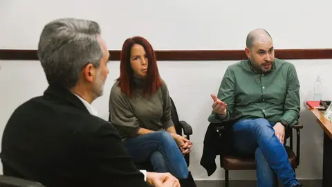 Sandra L&oacute;pez Cantero, junto al secretario general del PSOE y el portavoz del grupo parlamentario