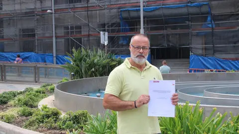 Secretario general de CCOO de Ceuta, &Aacute;ngel Lara, posando con el informe frente a la Delegaci&oacute;n del Gobierno / CCOO