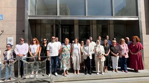 Las autoridades locales se re&uacute;nen en la puerta del Ayuntamiento por el D&iacute;a Mundial de la Prevenci&oacute;n del Suicidio./ J.A. Gonz&aacute;lez