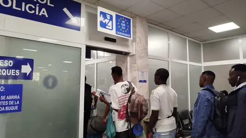 Traslado de inmigrantes a la pen&iacute;nsula / S. I.