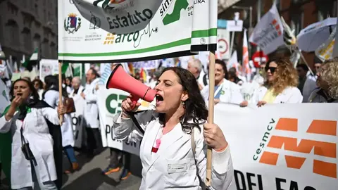 Manifestaci&oacute;n de los m&eacute;dicos para reclamar mejoras laborales EFE/ Fernando Villar