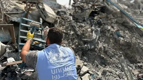 Un trabajador de la UNRWA busca entre los escombros en Gaza / UNRWA