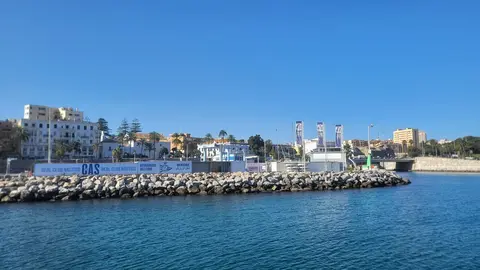 Puerto deportivo cielo despejado