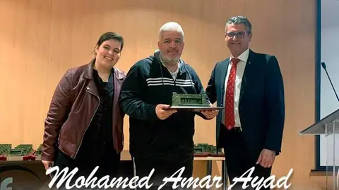 Mohamed Amar, junto a su hija Dina y el presidente de la RFFCE Antonio Garc&iacute;a Gaona