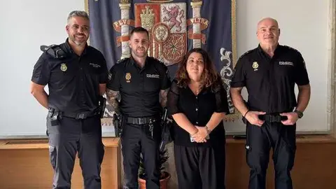 La delegada del Gobierno, Cristina P&eacute;rez, junto al jefe de Frontera y a los polic&iacute;as que salvaron la viva a un ni&ntilde;o en el Tarajal